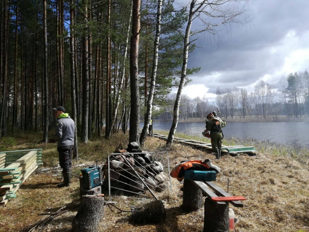 Bilskas pagastā.pulcēšanās pie ezermalas ar zāģiem, grābekļiem un skrūvpistolēm, kur tiks veidotas koka laipas un kopta ezermalas apkārtne.
Autors: @Bilskas.pagasts/facebook