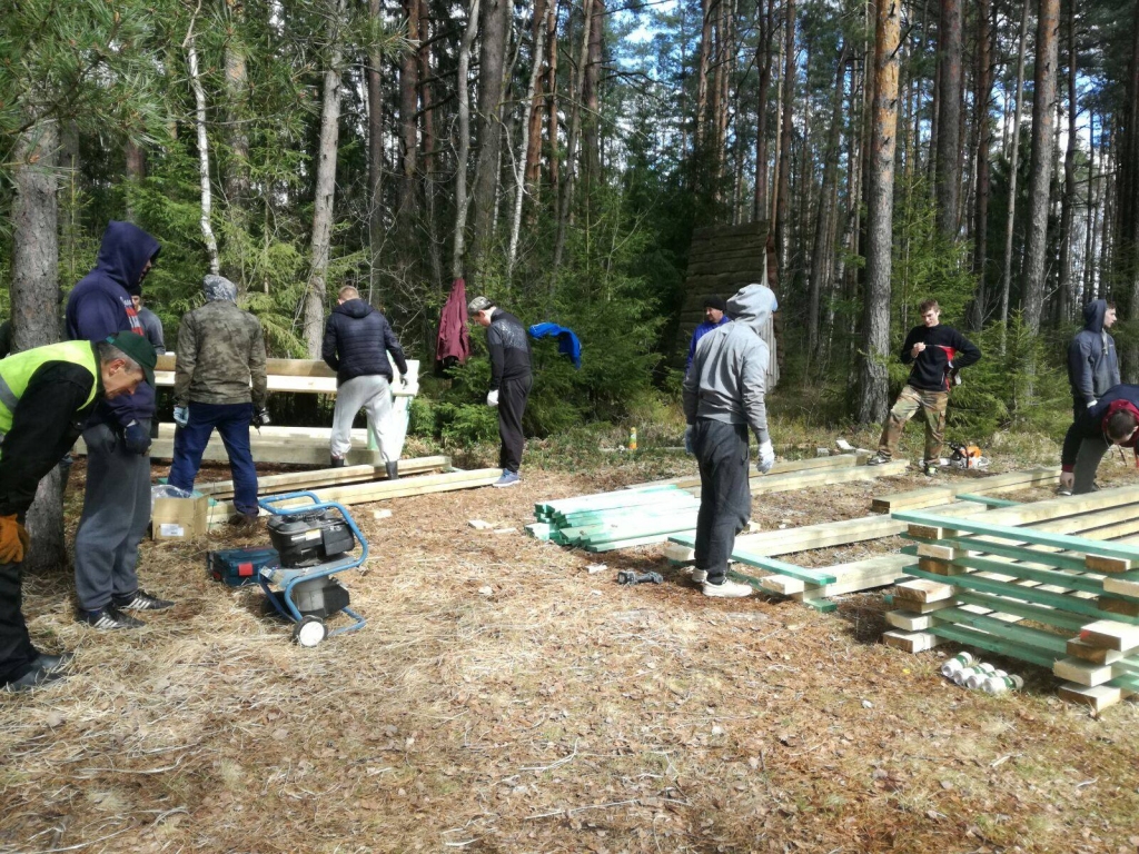 Bilskas pagastā.pulcēšanās pie ezermalas ar zāģiem, grābekļiem un skrūvpistolēm, kur tiks veidotas koka laipas un kopta ezermalas apkārtne.
Autors: @Bilskas.pagasts/facebook