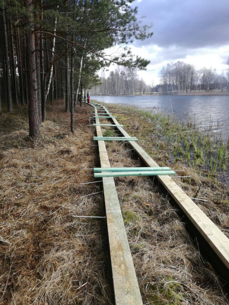 Bilskas pagastā.pulcēšanās pie ezermalas ar zāģiem, grābekļiem un skrūvpistolēm, kur tiks veidotas koka laipas un kopta ezermalas apkārtne.
Autors: @Bilskas.pagasts/facebook