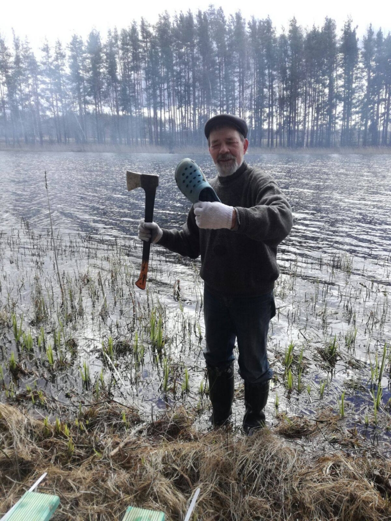 Bilskas pagastā.pulcēšanās pie ezermalas ar zāģiem, grābekļiem un skrūvpistolēm, kur tiks veidotas koka laipas un kopta ezermalas apkārtne.
Autors: @Bilskas.pagasts/facebook