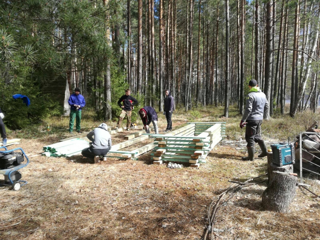 Bilskas pagastā.pulcēšanās pie ezermalas ar zāģiem, grābekļiem un skrūvpistolēm, kur tiks veidotas koka laipas un kopta ezermalas apkārtne.
Autors: @Bilskas.pagasts/facebook