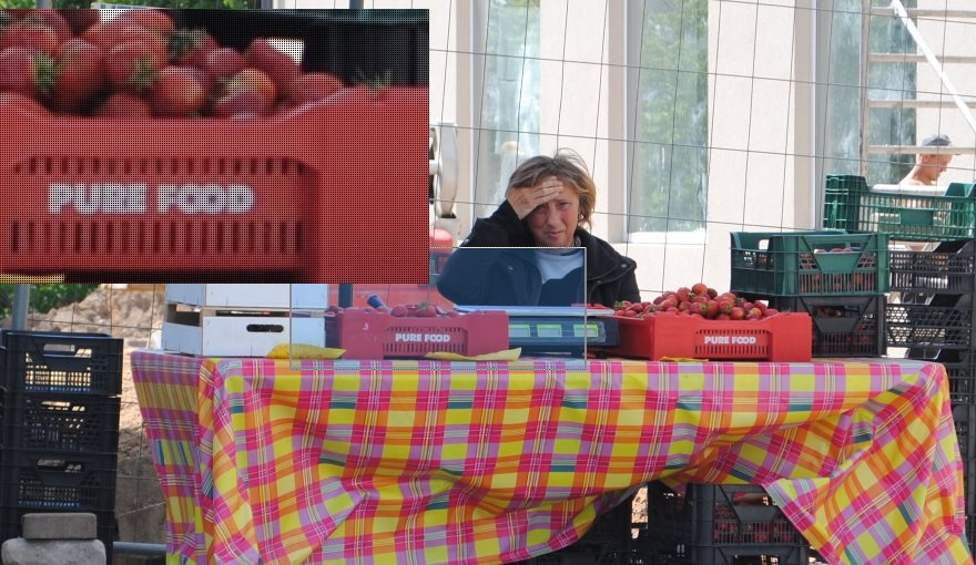 Divās no trim tirgošanās vietām, zemenes uz tirdzniecības galda gozējas uzņēmuma Pure Food kastēs.