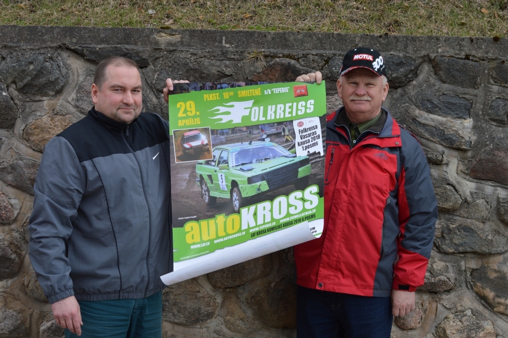 Latvijas autokrosa un rallijkrosa braucējs valmierietis Jānis Veģeris (no kreisās) ir gatavs gaidāmajai cīņai Smiltenē, Tepera trasē. Viņš tehniskā sporta kluba “Smiltene” valdes priekšsēdētājam Vairim Trallam atzīst, ka Smiltenes trase esot pati labākā Latvijā – plaša un ātra.      
Autors: SANTA SINKA