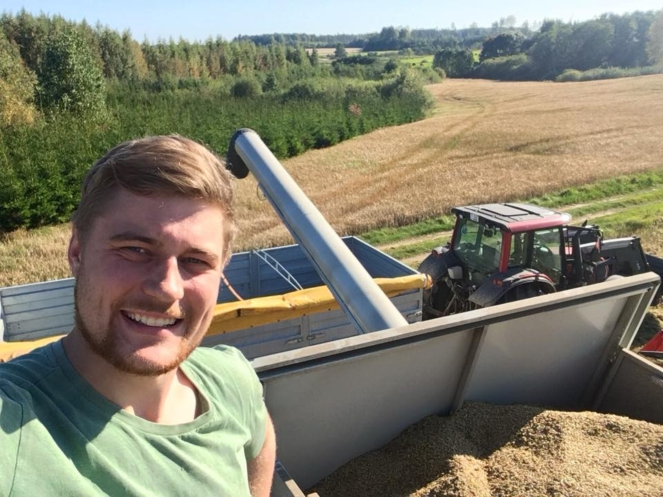 
Zemnieku saimniecības “Jaunkalējiņi” īpašnieks Kārlis Ruks ir enerģisks, zinošs un neatlaidīgs jaunietis, kurš savu nākotni saista ar dzimto Grundzāles pagastu. Allaž palīdzējis saviem vecākiem lauku darbos, bet pēdējos trīs gadus saimnieko pats savā saimniecībā. 
Autors: No personīgā arhīva