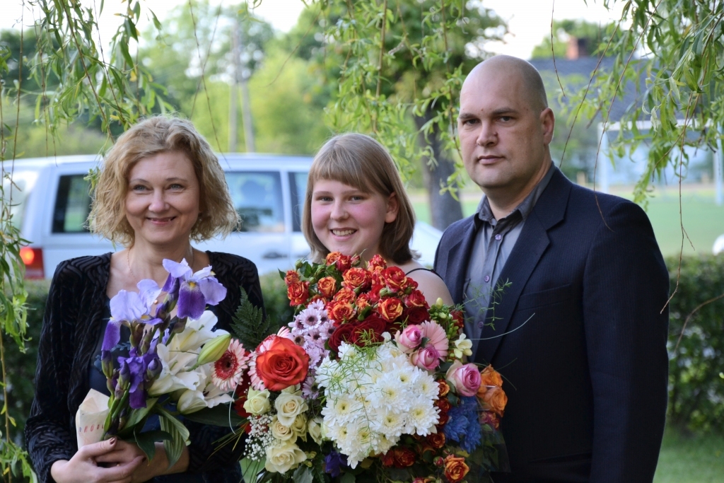 Daniela augsti vērtē savu mammu Daigu un tēti Žani, viņu sniegto atbalstu un ticību meitai. Tieši vecāki Danielu visvairāk atbalstīja, kad citi vidusskolā skeptiski raudzījās uz meitenes ieceri studiju vietā izvēlēties kļūt par brīvprātīgo.
Autors: no personīgā arhīva