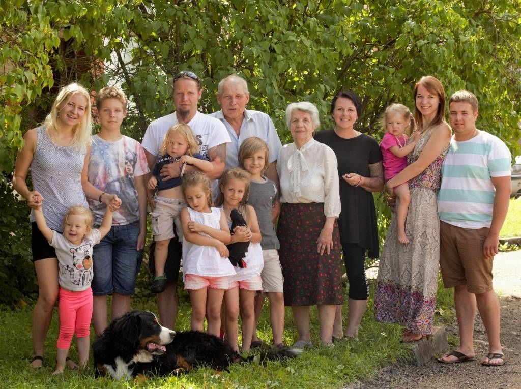 Tik reti ir tie brīži, kad Elga un Mudiņš Podnieki var būt kopā ar saviem mīļajiem. Tie ir īsti svētki, kad ciemos atbrauc Raivo ar visu savu kuplo ģimeni. Vēl lielāki būtu, ja te atrastos arī dēls Ivo ar meitām.
Autors: NO ĢIMENES ARHĪVA