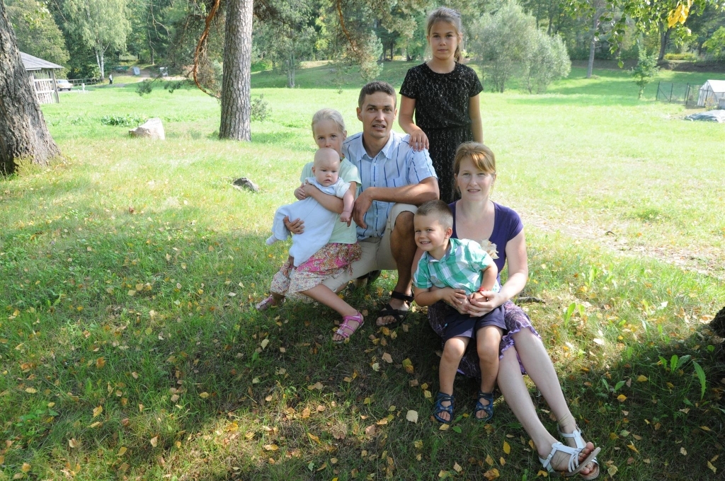 Solvita un Mikus Mezīši audzina bērnus, veltot tiem dārgāko, kas cilvēkam ir, – savu laiku, uzmanību un mīlestību. 
Autors: Ingūna Johansone