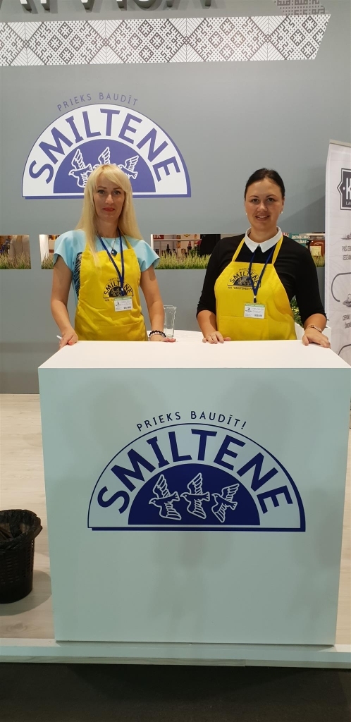 Akciju sabiedrībā “Smiltenes piens” jaunos produktus izstrādā ražošanas vadītāja Agita Opmane (no kreisās), bet par to reklāmu potenciālajiem pircējiem gādā tirdzniecības vadītāja Linda Puķīte – Liniņa.