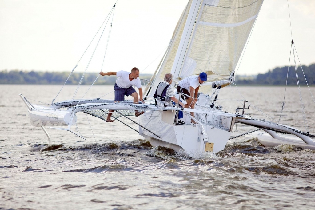 Trimarāns Catri 25–1 izmēģinājuma braucienā Burtnieka ezerā sasniedzis 40 kilometrus stundā un pēc dažiem uzlabojumiem drīz dosies pie jaunā īpašnieka uz Vāciju.