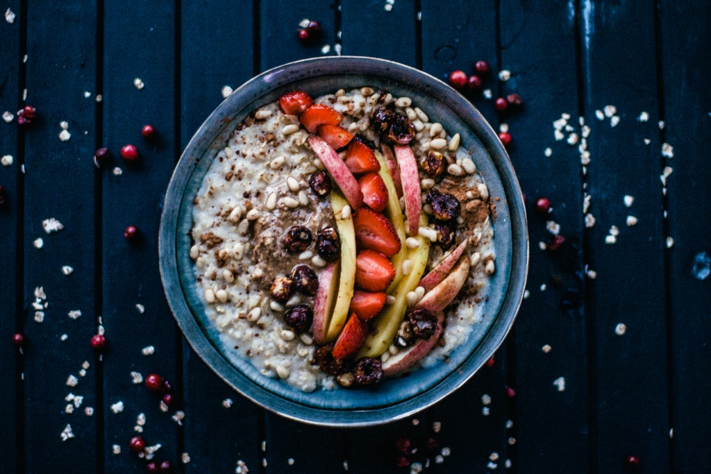 Pilngraudu auzu pārslas ar mango, zemesriekstu sviestu un pīniju riekstiem