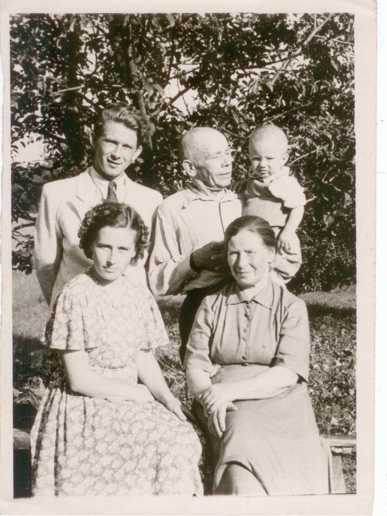 Judīte kopā ar saviem mīļajiem, mammu, papu, vīru un acuraugu - dēliņu Valdi nofotografējusies 1957. gadā pēc atgriešanās no Sibīrijas.
Autors: NO PERSONĪGĀ ARHĪVA