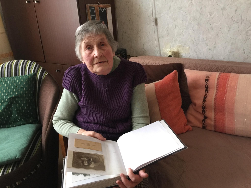 Valcēniete Judīte Gudrīte savas dzimtas fotogrāfijas rūpīgi sakārtojusi albumos. Bērnības laiks salikts albumā ar baltām lapām. Simboliski, jo tik vien bijis no gaišās un bezrūpīgās dzīves kā bērnība. Skaistie jaunības gadi pavadīti apcietinājumā un izsūtījumā, kas kā daudziem šīs paaudzes cilvēkiem atnesa daudz ciešanu un šausmu. Šos pārdzīvojumus nevar aizmirst, lai cik daudz gadu pagājis.
Autors: INGŪNA JOHANSONE