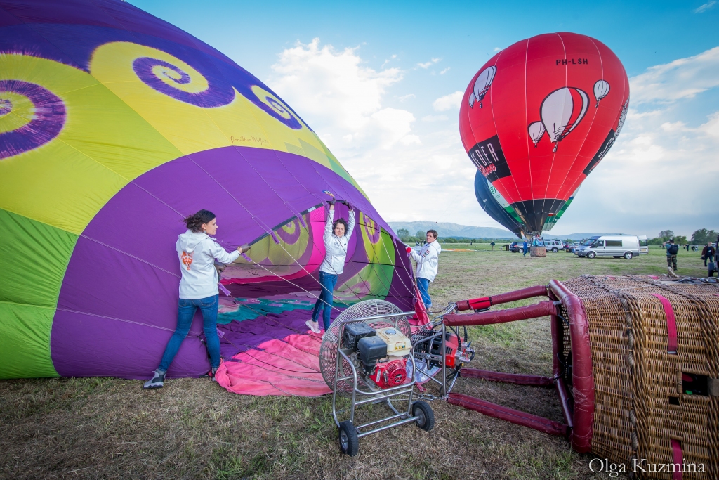 Dalība gaisa balonu festivālā “Croatia hot air balloon rally 2019” Horvātijas zaļajā šūpulī Zagorje reģionā bija netverama un emociju ziņā sniedzās pāri Everesta virsotnei. Šķiet avantūra, taču gaisa balons, tāpat kā lidmašīna, ir viens no aviācijas transporta līdzekļiem, uz kuru attiecas visi aviācijas likumi un gaisa telpas izmantošanas noteikumi. Man bija tas gods būt “Sky Amazons” apkalpē jeb komandā un pārstāvēt Latviju festivālā, kurā dalībnieku vidū bija piloti no Horvātijas, Austrijas, Slovēnijas, Francijas un vēl citām valstīm. Komandas dalībniecēm pieredzējusī un balonistu vidū labi zināmā pilote Inga Ūle deva instruktāžas balona sagatavošanai startam, to var redzēt arī fotogrāfijā (apvalka piepildīšana ar aukstu gaisu, bet pēc tam – ar karstu), izjaukšanai un sapakošanai pēc lidojuma. Ārvalstu mediju uzmanību festivālā Latvijas komanda piesaistīja ar to, ka bija vienīgā, kuras sastāvā bija tikai sievietes.
Autors: OLGA KUZMINA