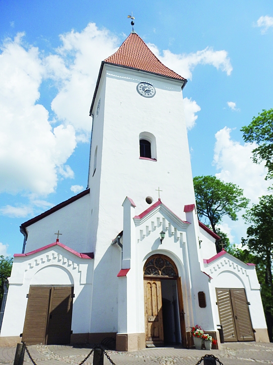 Deviņu pakalnu pilsētas lepnums – evaņģēliski luteriskā baznīca, kas celta 1567. gadā.