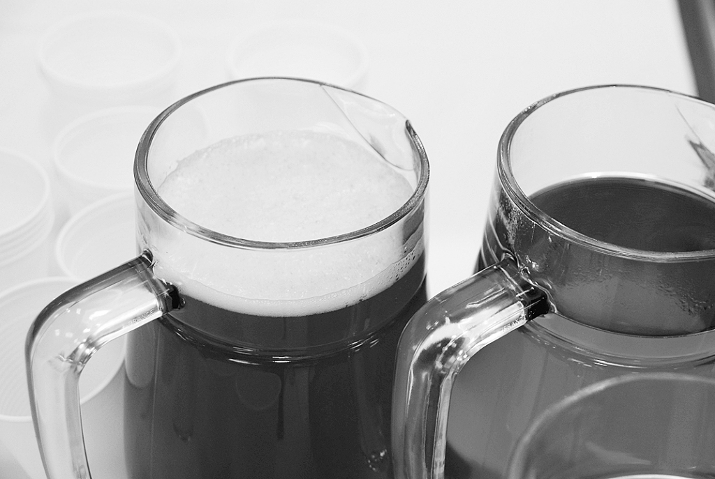 Viens kauss alus svētku vakarā nevienam nekaitēs. Taču, ja dzer daudz un no rīta vēl vajag salāpīties, lai justos labāk, tas ir viens no simptomiem, kas norāda – cilvēkam ir alkohola lietošanas problēmas.  
Autors: DAINIS ĢELZIS
