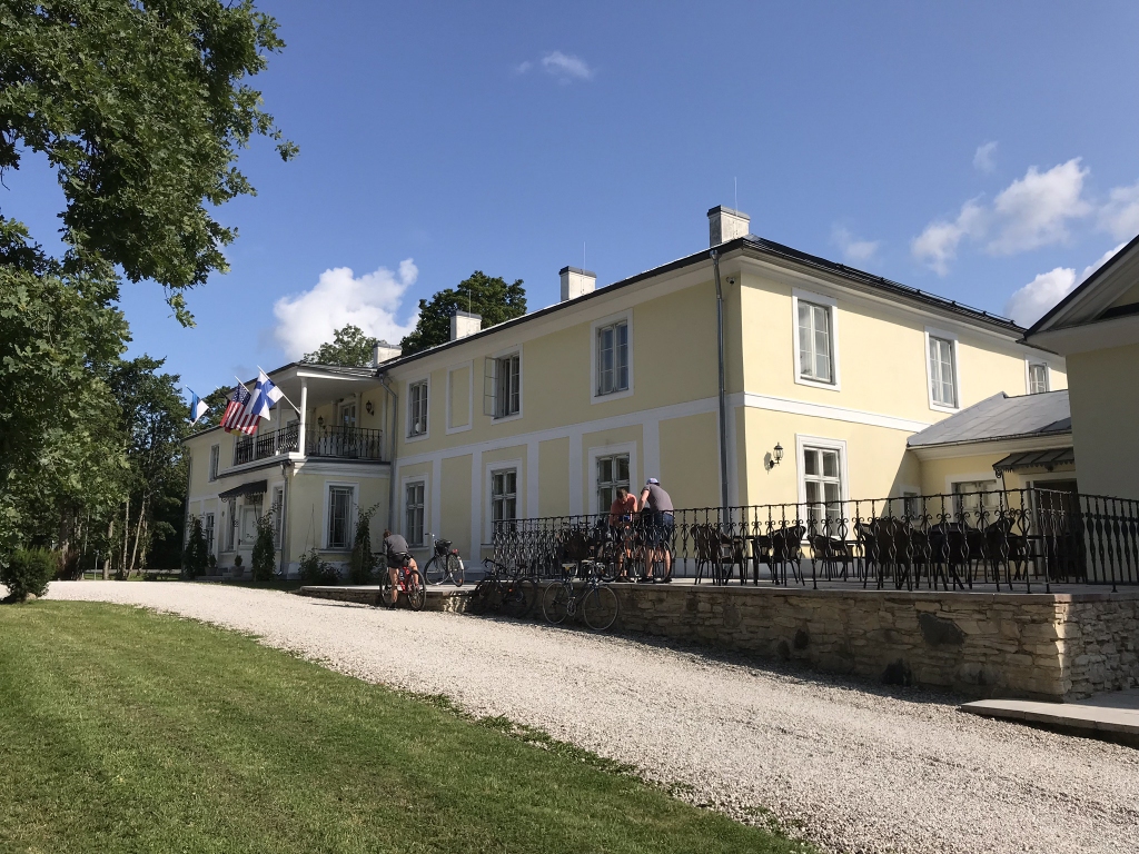 Padises muiža atrodas gleznainā vietā iepretim senajam cietoksnim, vēsturiskajam ordeņu klosterim. Šodien muiža pilnībā ir atjaunota un tajā ierīkota mūsdienām atbilstoša viesnīca ar tās laikmeta auru.