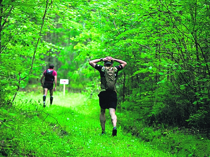 “Cēsis Eco Trail”. Vienīgais Latvijā ultramaratons vienā aplī. Tas ir visgrūtākais, jo vajag daudz marķējumu, daudz uzkodu punktu, daudz cilvēku. Ir bijuši gadi, kad brīvprātīgo skaits sasniedzis 60–70 un vairāk. Par šo pasākumu laikam jau ir jārunā pagātnē, jo šogad Cēsīs ienāca “Stirnu buks”. Līdz šim CET asociējās ar Vāļu kalnu, Žagarkalnu un Ozolkalnu, tagad cilvēki tos saistīs ar “Stirnu buku”. Mazie pasākumi nespēj oriģinalitātes ziņā konkurēt ar lielajiem, tautā iecienītajiem seriāliem. Būs jādomā kas cits CETa vietā. Arī norises vieta jāmaina.