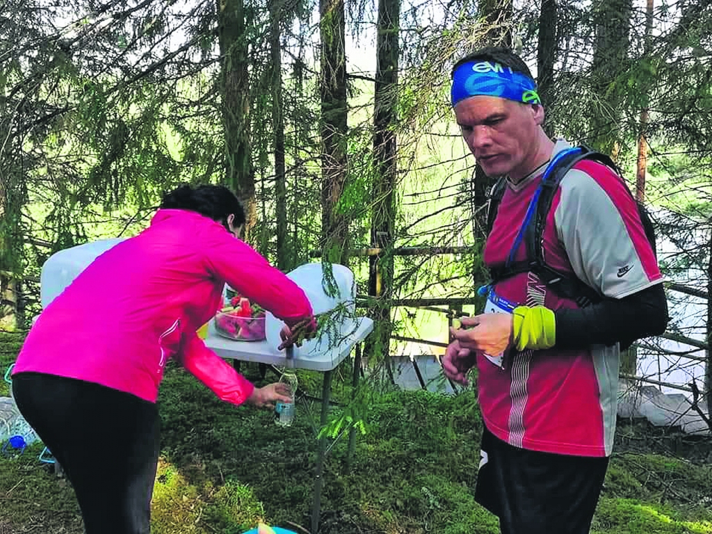 “Cēsu Eco Trail” skrējienā šogad tika noliktas 20 litru kannas ar ūdeni.