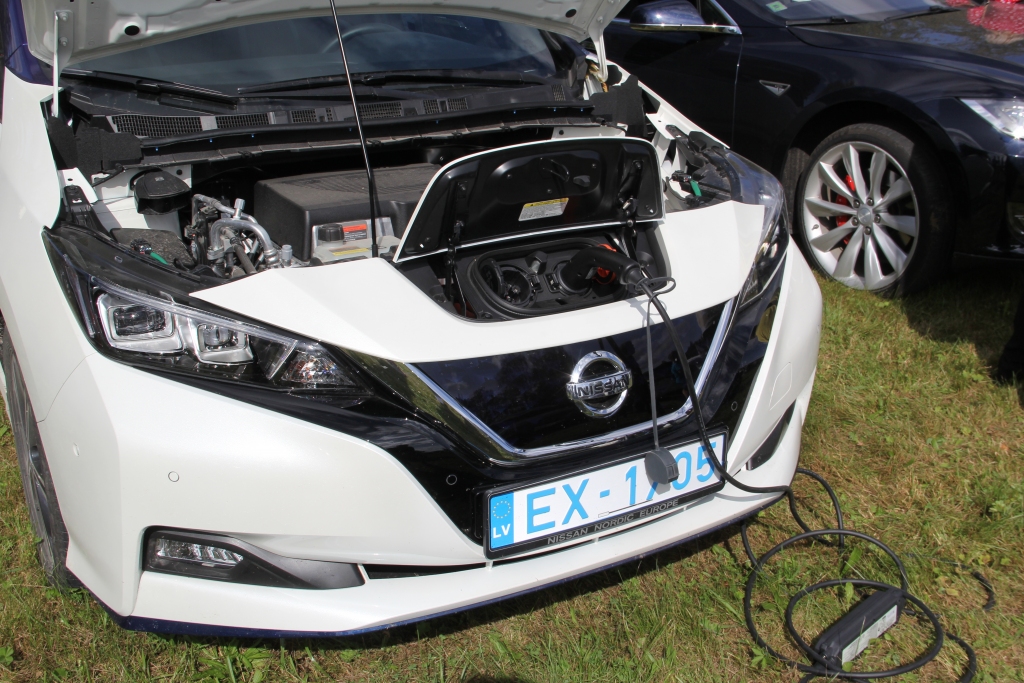 Pirktākais. Jaunais “Nissan LEAF” ir pasaulē vispirktākā 100% elektriskā automobiļa evolūcijas nākamais posms. Jaunā modeļa ar vienu uzlādes reizi nobraucamais attālums ir līdz pat 378 kilometriem.