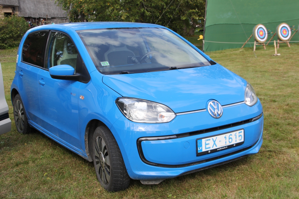 Būs vēl. “Volkswagen e-up!” nobrauktais attālums ar vienu uzlādi, pēc ražotāja datiem, var sasniegt 160 kilometrus, savukārt uzlādēt to var 30 minūtēs. Nākamgad plānots laist klajā kārtējos elektromodeļus.