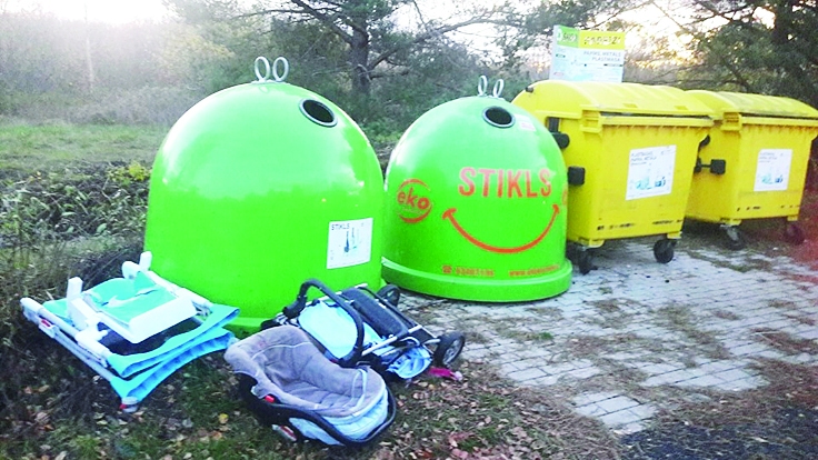 Grobiņā kāds nolēmis sadzīves atkritumus novietot šķiroto atkritumu konteineru laukumā.
Autors:  GROBIŅAS NOVADS
