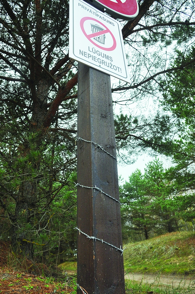Lai atturētu vandaļus no stabu izrakšanas, tie aptīti ar dzeloņdrātīm.