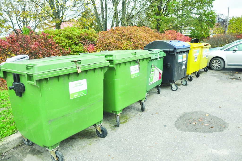 Pie Nīcas novada pašvaldības novietoti ne vien šķirošanai, bet arī pašvaldības iestādēm paredzētie sadzīves atkritumu konteineri. Tie aprīkoti ar slēdzeni, lai atkritumus tajos nemestu iedzīvotāji.
Autors:  DAINIS ĢELZIS