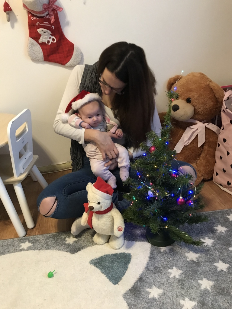 Ziemassvētki mūsu mājās ir īpaši gaidīti - vecākajai meitai Ziemassvētku vakarā ir dzimšanas diena un šis gads mums vēl īpašāks jo mūsu pašai jaunākajai sirsniņai - šie būs pirmie Ziemassvētki!
Autors: Laura Kalniņa
