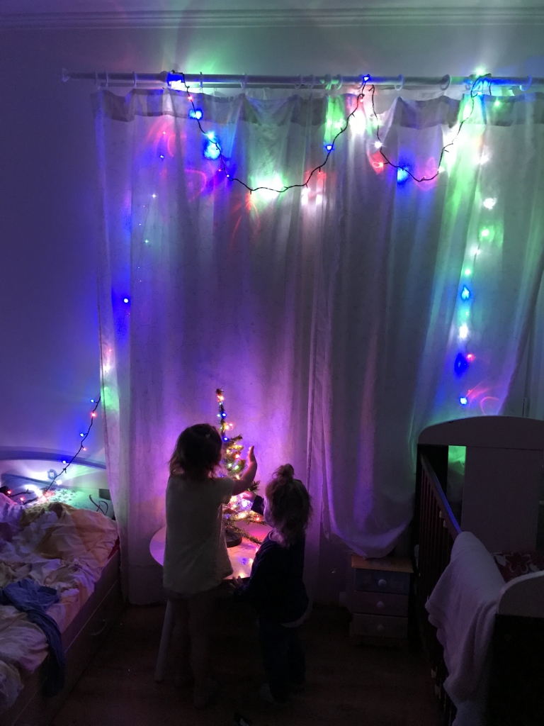 Atnesot no pagraba rūpīgi glabātos svētku dekorus, egles mantiņas un lampiņas bērnu acīs uzreiz iemirdzas prieks un nepacietība - pēc svētku eglītes, un dāvanām ko rūķi sarūpējuši..
Autors: Laura Kalniņa