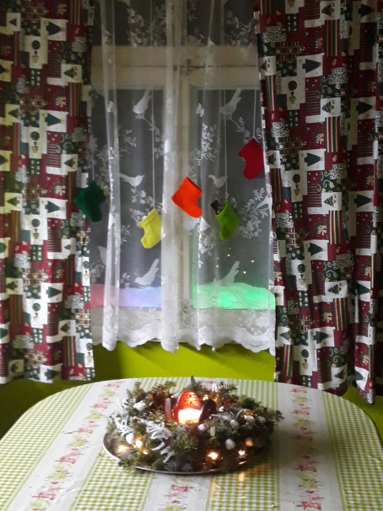 Katru gadu, sākoties Adventes laikam, katrs no ģimenes uzkar zeķīti un ik rītu saņem tajā kādu pārsteigumu. Skaistais gaidīšanas laiks!
"Rūķu laiks mūsmājās"!
Autors: Sanda Studente