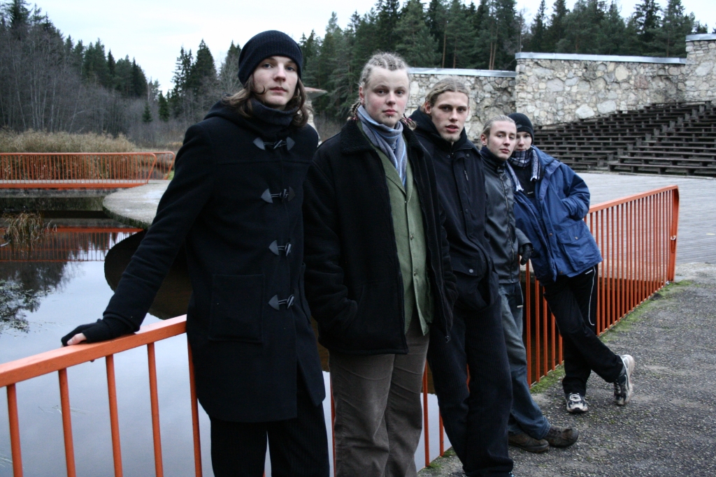 Nauris Ašenkampfs (no kreisās), tajā laikā vēl Ašais, ar saviem vienaudžiem, kuri arī TV raidījuma “Block Heads” komanda, Valkas brīvdabas estrādē.