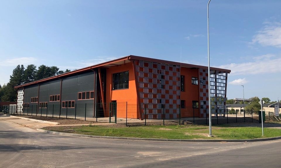 No  3643,75 eiro mēnesī līdz 800 eiro mēnesī – tik ievērojami Smiltenes novada dome pakāpeniski, deviņu mēnešu laikā, ir samazinājusi prasīto nomas maksu savam investīciju objektam (ražošanas ēkai) Smiltenē, Limbažu ielā 8.                                                                                                                                                            
Autors:  SANDRA PĒTERSONE