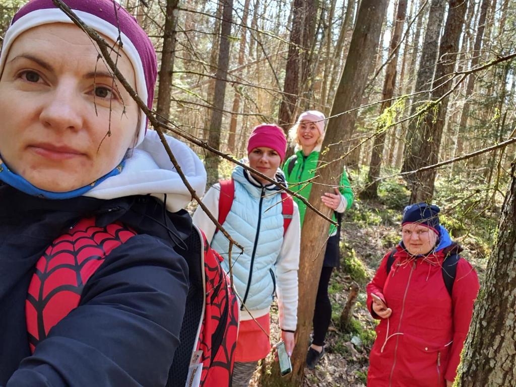 Pārgājienu seriālam “Latvijas izaicinājums” meitenes pieteicās, ilgi nedomājot. Pirmajā posmā devās tuvākajā nedēļas nogalē pēc pieteikšanās un tūlīt saprata, ka uz nākamiem posmiem jāgatavojas nopietnāk un iegādājās speciālus pastaigu apavus. Attēlā (no kreisās): Baiba Ontensone, Sintija Kārkliņa, Džeina Orska, Līga Lutere-Kārkliņa.                                                                                                                                                                                
Autors:  NO PERSONĪGĀ ARHĪVA