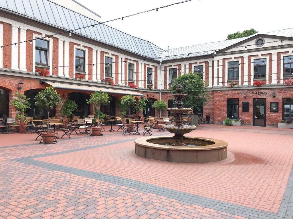 Ikvienas pilsētas pagalmos var atrast ko pārsteidzošu, arī Liepāja nav izņēmums – pašā Liepājas centrā arhitekta M.P. Berči celtās kādreizējās viesnīcas Romas pagalms ļaus sajusties kā romantiskās filmās par 18. gadsimtu.