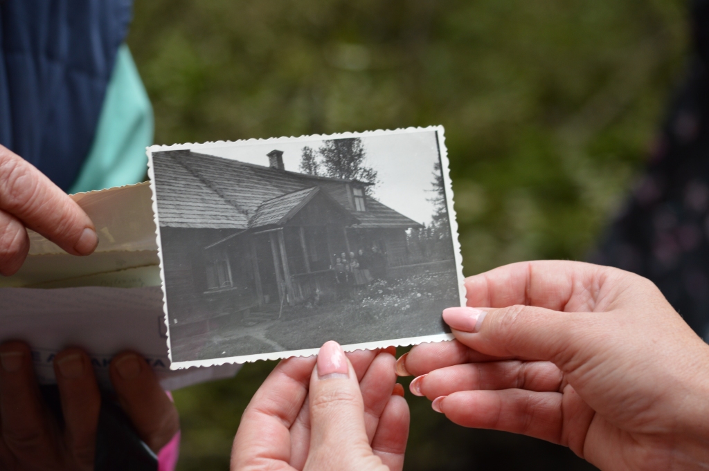 Vecākā pārgājiena dalībniece Ruta Bilinska (81) līdzi bija paņēmusi savu bērnības māju fotogrāfiju. Tās, tāpat kā vairāku citu šās puses meža viensētu, vairs nav. 