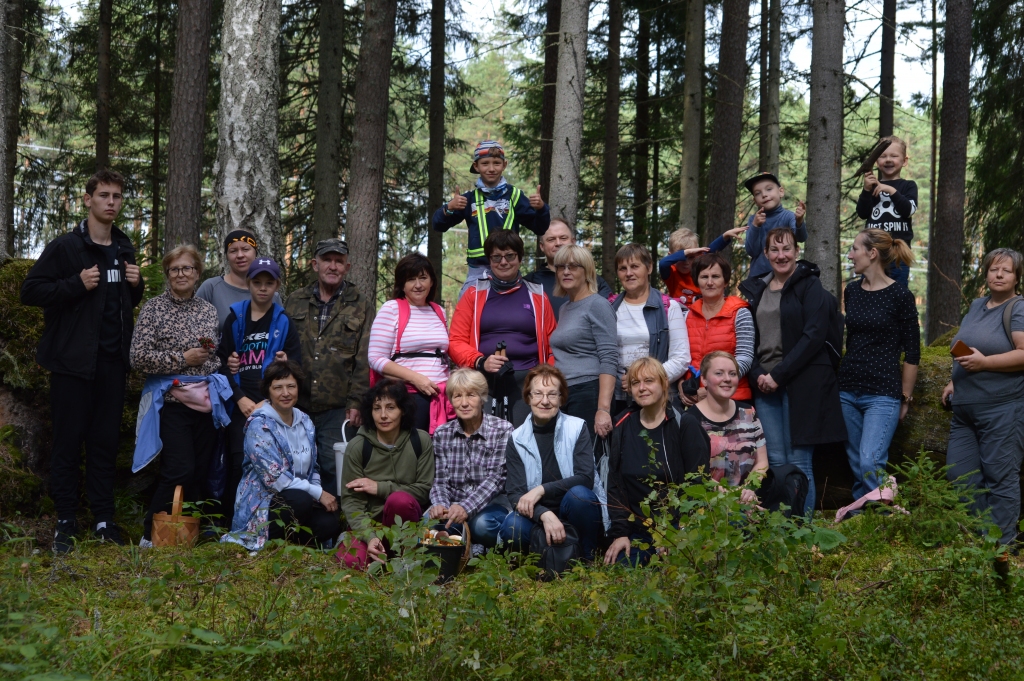 “Ziemeļlatvijas” rīkotais pārgājiens Plāņu pagasta Oliņu puses mežos kopā ar gidi, meža biotopu eksperti Ivetu Enci (stāv sestā no kreisās) sapulcināja visas paaudzes, un visi ir gandarīti par piedzīvoto, redzēto un uzzināto. Paldies mūsu gidei Ivetai par atsaucību un dalīšanos zināšanās!            
Autors:  SANDRA PĒTERSONE
