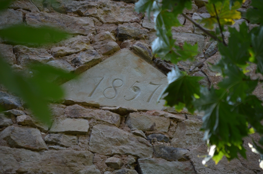 Tagadējā Grundzāles muižas apbūve ir saglabājusies no 19. gadsimta (attēlā – kungu mājas sienā iemūrētā plāksne ar nama uzcelšanas gadu), taču šai vietai ir daudz senāka vēsture.