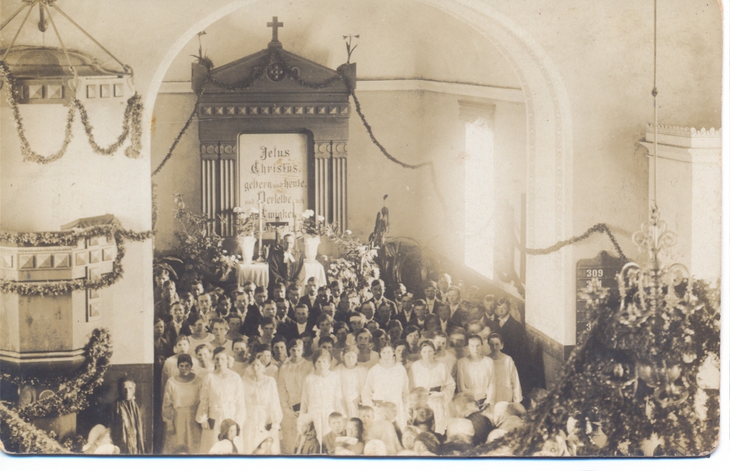 Iesvētības Lugažu evaņģēliski luteriskajā draudzes baznīcā. Valka, 1923. gads. Aizmugurē pie altāra mācītājs no 1922. līdz 1939. gadam Oto Ādolfs Viktors Krauze (1883–1947).
Autors: No Valkas novadpētniecības muzeja