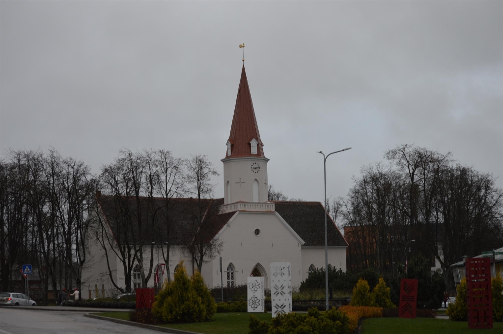 “Ap baznīcu jau vecumvecajos laikos apmetās iedzīvotāji un radās miests,” savā apcerējumā “Smiltene” rakstīja mācītājs Kārlis Kundziņš, kurš Smiltenes draudzē kalpoja 53 gadus. Smiltenieši savu dievnamu godam uzturējuši visos laikos.
Autors: Sandra Pētersone