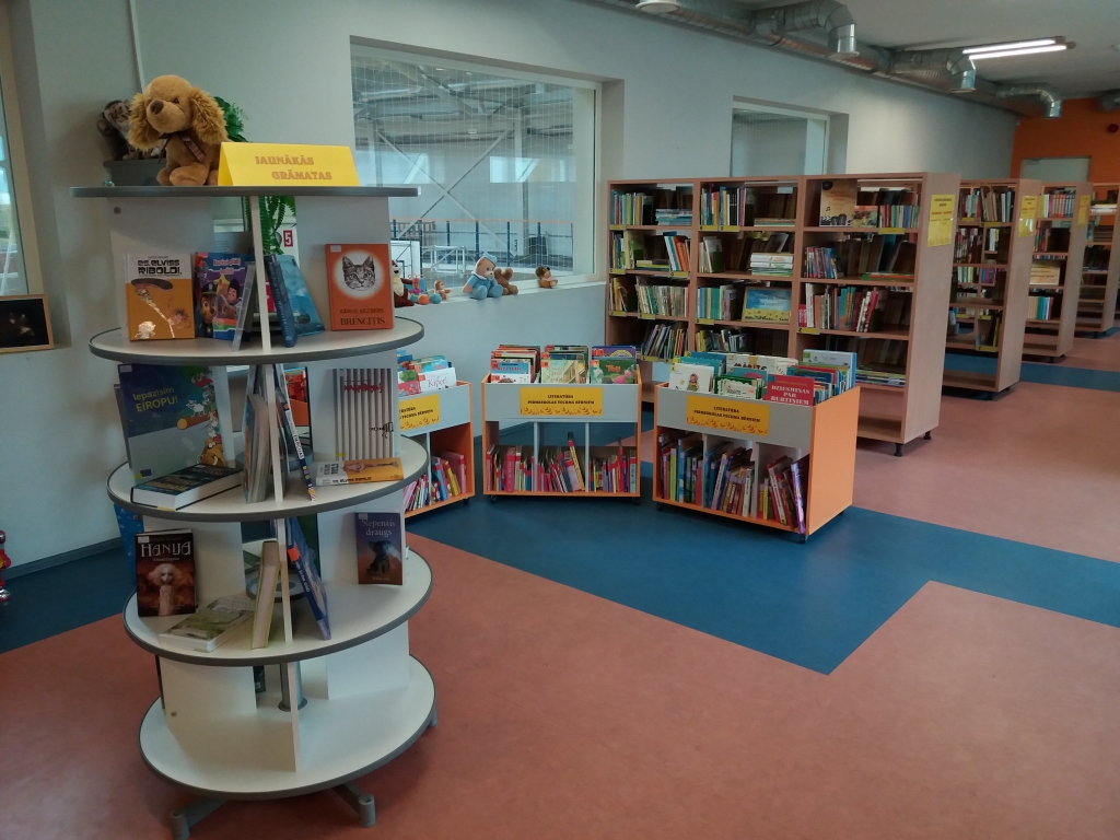 Atbalstot Kārļa Ulmaņa iedibināto «Draudzīgā aicinājuma» akciju, iedzīvotāji aicināti dāvināt savām bibliotēkām grāmatas, kas pašiem vairs nav nepieciešamas, tādējādi papildinot bibliotēku grāmatu plauktus. 

Autors:  NO SMILTENES NOVADA BIBLIOTĒKAS ARHĪVA