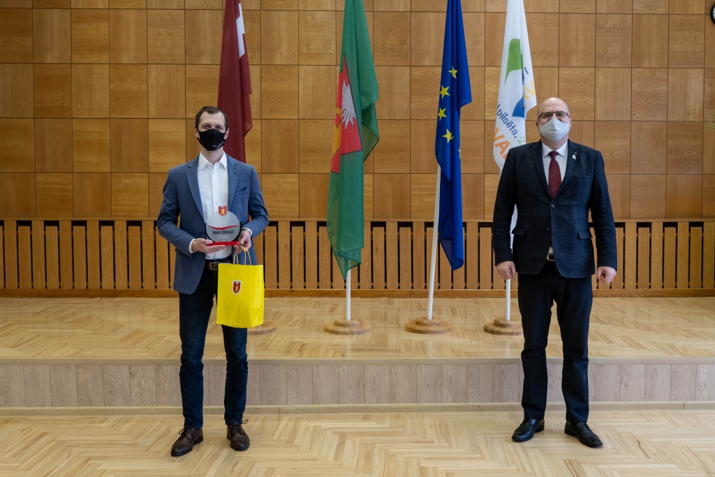 Valkas novada "Gada sportists" Arnis Ozoliņš un novada pašvaldības vadītājs Vents Armands Krauklis.
Autors: Roberts Johansons