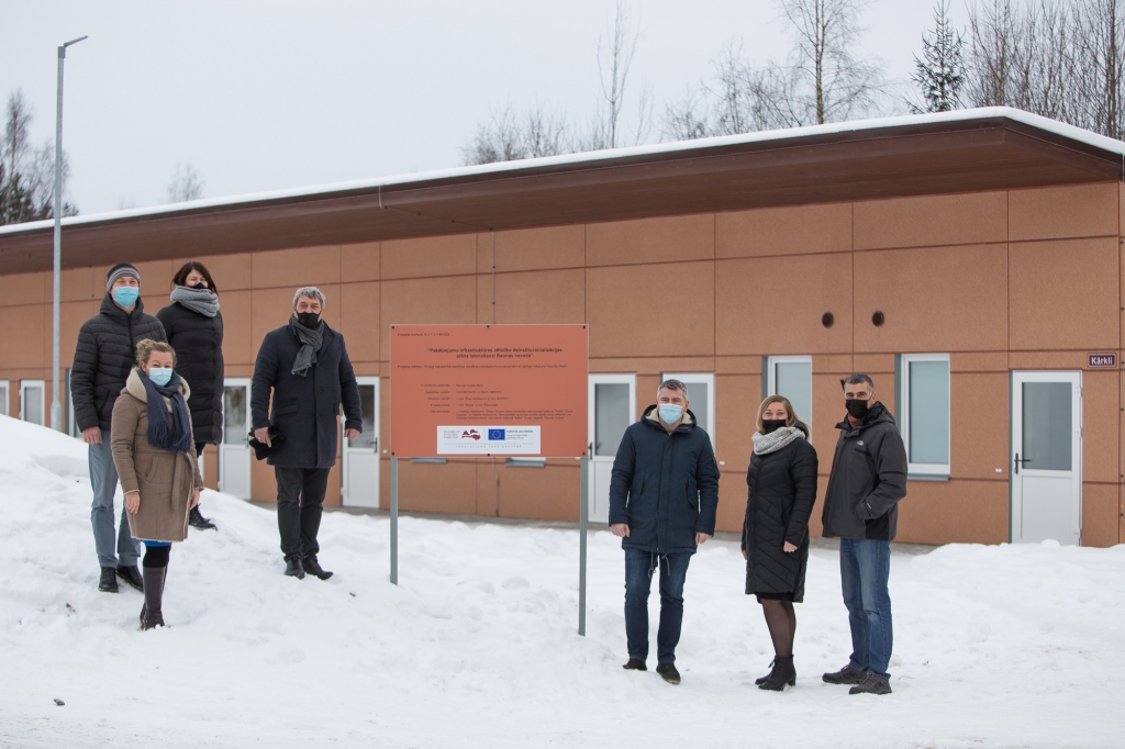 Šo otrdien Raunas novada Drustu pagastā ekspluatācijā tika nodota grupu dzīvokļu ēka (fonā), ko novērtēja arī objekta pasūtītāja – Raunas novada dome. Attēlā (no kreisās): Raunas novada domes izpilddirektore Linda Zūdiņa, būvnieku pārstāvis Edgars Strauts, Raunas novada domes priekšsēdētāja Evija Zurģe, Gatartas pansionāta direktors Aivars Damroze, būvuzraugs Deniss Dergunovs, Raunas novada Sociālā dienesta vadītāja Ieva Ozola, būvdarbu vadītājs Ainārs Butkus.                        
Autors: JĀNIS LIFLANDS