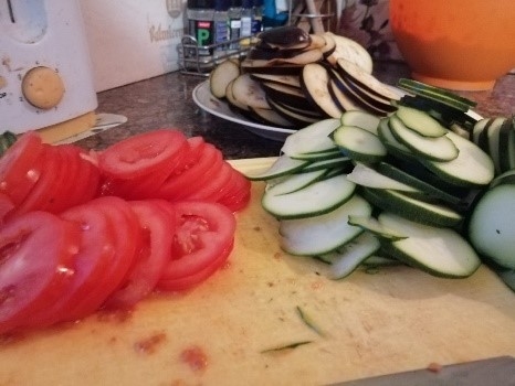 Tikmēr liek karsēties cepeškrāsni uz 140ºC. Sagriež plānās šķēlēs ratatuja dārzeņus - cukīni, baklažānus un tomātus. Ēdiens būs īpaši glīts, ja izvēlētie dārzeņi, sagriezti šķēlēs, būs apmēram vienādā diametrā.
Autors: Laura Zaķe