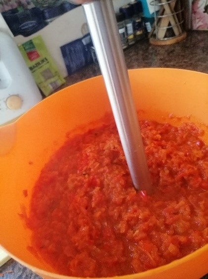 Kad mērce gatava, to liek blenderī, pievieno bazilika lapiņas un sablendē vienmērīgu mērci. 
Autors: Laura Zaķe
