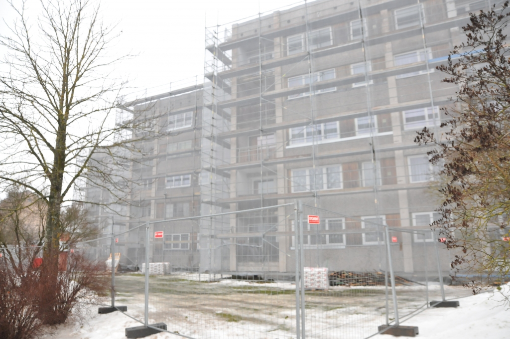 Daudzdzīvokļu māja Ausekļa ielā 2 ir viena no trim mājām Valkā, kur pašlaik tiek uzsākti plaši renovācijas darbi.