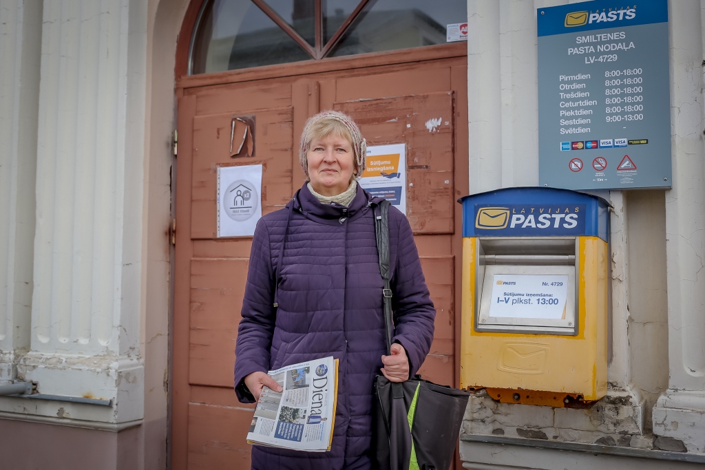 Tieši šo sestdien, 6. martā, apritēs 15 gadi, kopš Smiltenes pagasta iedzīvotāja Māra Krišjāne strādā Smiltenes pasta nodaļā. Darbs Mārai joprojām sagādā prieku, taču viņa pat nenojauta, cik ļoti to novērtē iedzīvotāji. “Latvijas Pasts” jau desmito reizi rīkoja tradicionālo konkursu “Mans pastnieks”, lai dotu iespēju pateikt paldies kādam no uzņēmuma aptuveni 2300 pastnieku un pasta nodaļu darbinieku kolektīva – tieši šo profesiju pārstāvji ik darbdienu ir tiešā kontaktā ar klientiem, piegādājot pasta sūtījumus uz ikvienu adresi visā valsts teritorijā un sniedzot pakalpojumus pasta nodaļās. Konkursā par Vidzemes reģiona labāko, precīzāko, zinošāko un izpalīdzīgāko pastnieci 2020. gadā atzīta M. Krišjāne. Šī vēsts pastniecei liek mulst, jo tik daudz jauku ziņu, labu vārdu  un sveicienu viņa nesaņem pat dzimšanas dienā. Arī šī diena Mārai ir īpaša, jo 17 kilometru garajā maršrutā pastkastītēs liek avīzi ar savu bildi uz vāka.                                         
Autors: SANTA SINKA