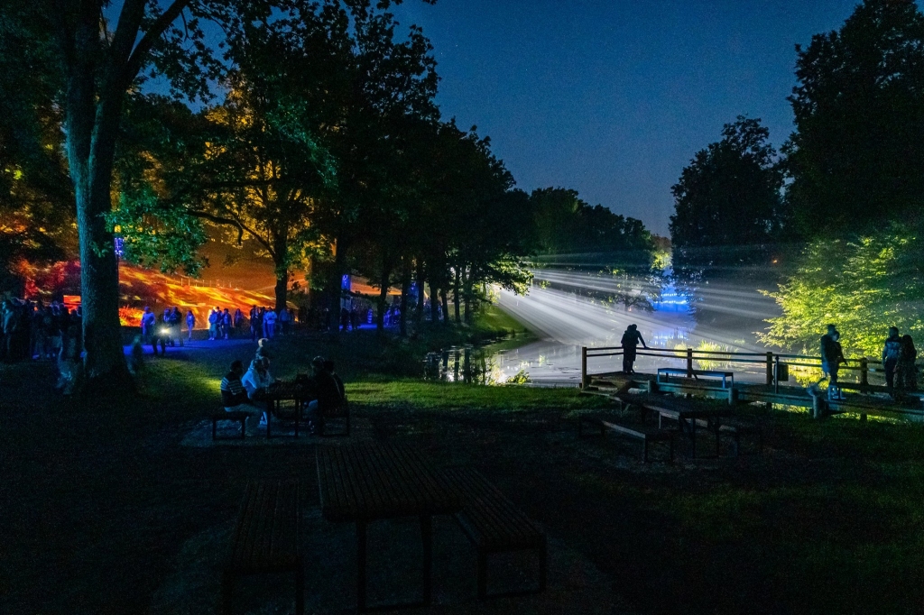 Viens no spilgtākajiem aizvadītās vasaras notikumiem Vidzemē bija Smiltenes simtgadei radītā nakts pastaigu taka “Teiksma par gaismas bruņinieku” Vecajā parkā. Tagad tā izvirzīta Izcilības balvai vairākās kategorijās. 
                                                                                                                                                                                 
Autors: AGNIS MELDERIS