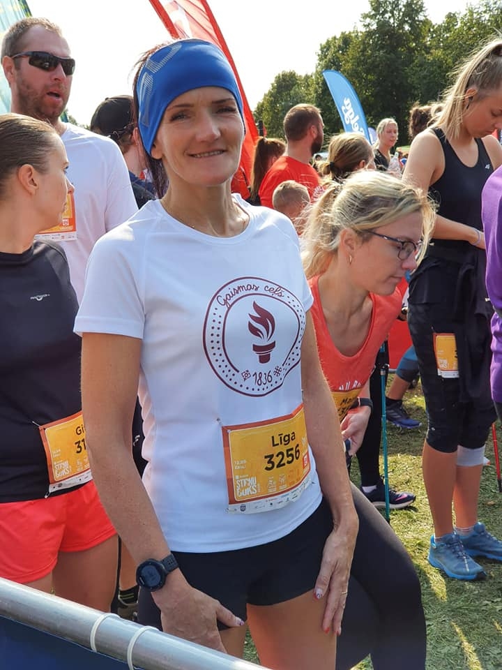 Pirms dažiem gadiem Līga atsāka sportot, sāka ar nūjošanu, bet tad pārgāja uz skriešanu. Lielu sajūsmu viņā raisīja piedalīšanās taku skrējiena seriālā “Stirnu buks”.
Autors: NO PERSONĪGĀ ARHĪVA