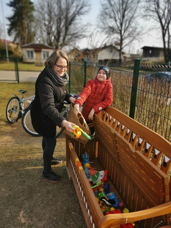 Valcēniete Ilze Kalniņa kopā ar meitu Karlīni atsaucās aicinājumam ziedot rotaļlietas Valkas bērnu rotaļlaukumam.                     