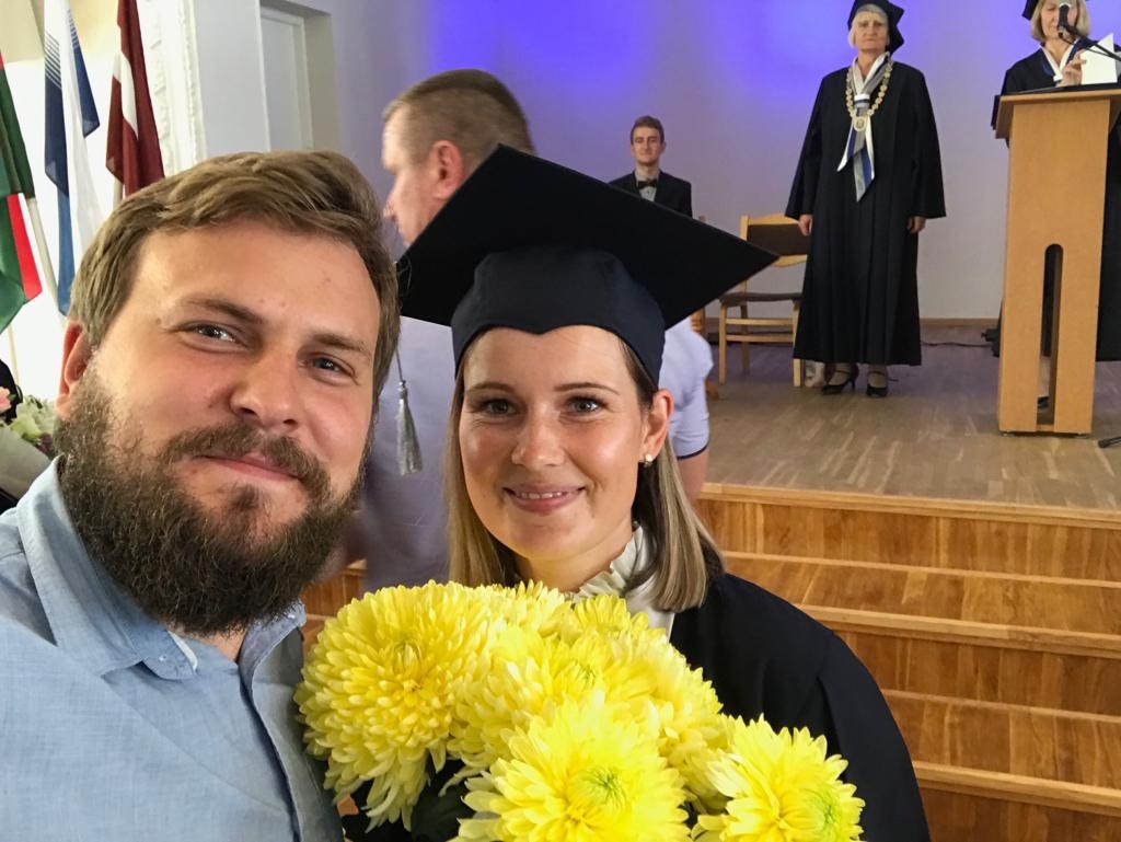 Ance Elstiņa sevi sauc ar mūžīgo studenti. Viņai patīk mācīties, jo tikai tā ir iespējams progresēt. Ance ne tikai mācās pati, bet arī māca citus, jo ir sākumskolas skolotāja, kā arī lasa lekcijas Liepājas Universitātē.